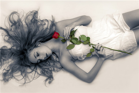 手拿红色玫瑰花的女性