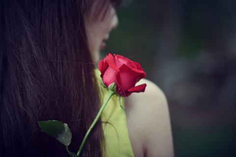 女孩背后的玫瑰