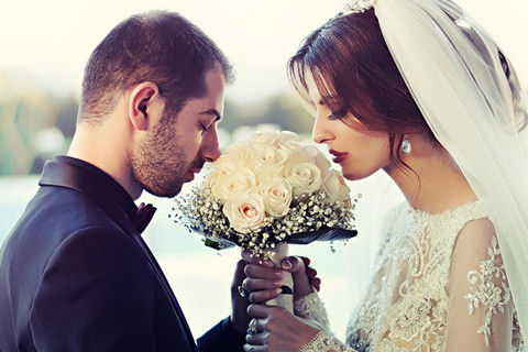 捧着鲜花的爱人 捧着鲜花的爱人